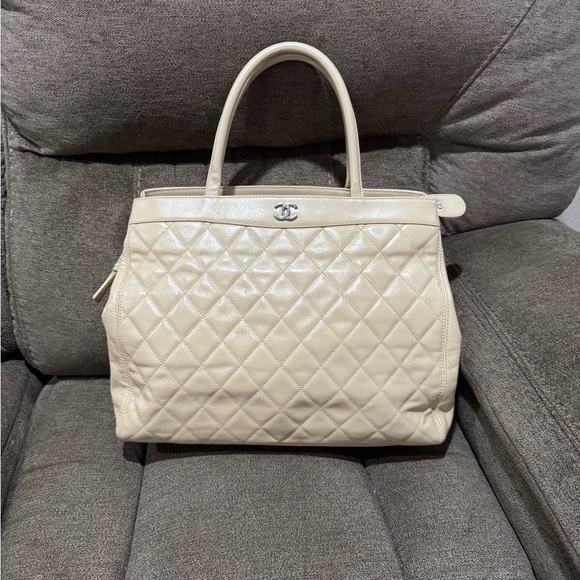 Excellent Condition Authentic Chanel Hand Bag Beige Lamb Skin - Picture 15 of 17